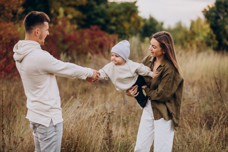 Родители играют с малышом на природе — родители и дети, психология взаимоотношений и семейная гармония