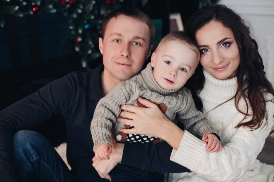 Мама и папа с ребёнком дома — родители и дети, психология взаимоотношений и любовь в семье