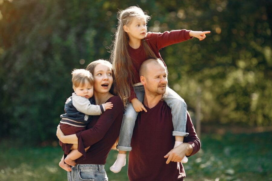 Счастливые родители с детьми на прогулке — родители и дети, психология взаимоотношений и доверие в семье