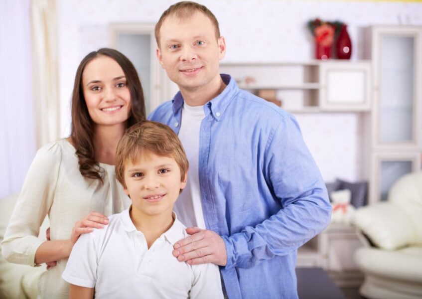 Родители и сын дома — родители и дети, психология взаимоотношений и поддержка в семье