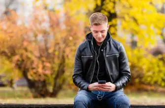 Парень пишет сообщение и думает, что написать девушке в переписке