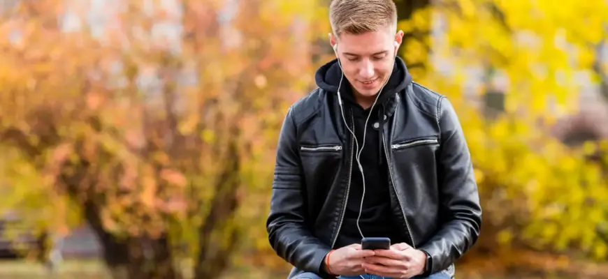 Парень пишет сообщение и думает, что написать девушке в переписке