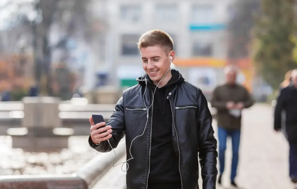 Парень думает, что написать девушке в переписке и применяет психологию общения с девушками