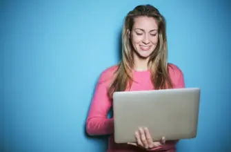 Девушка с ноутбуком пишет первое сообщение — как начать диалог в переписке