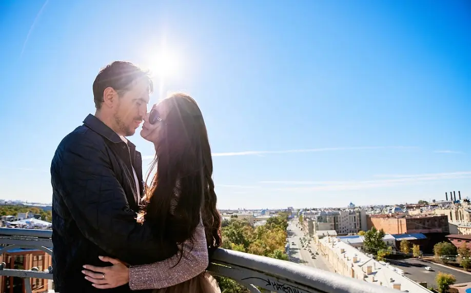 Пара на солнечном свидании на смотровой площадке — как подготовиться к первому свиданию