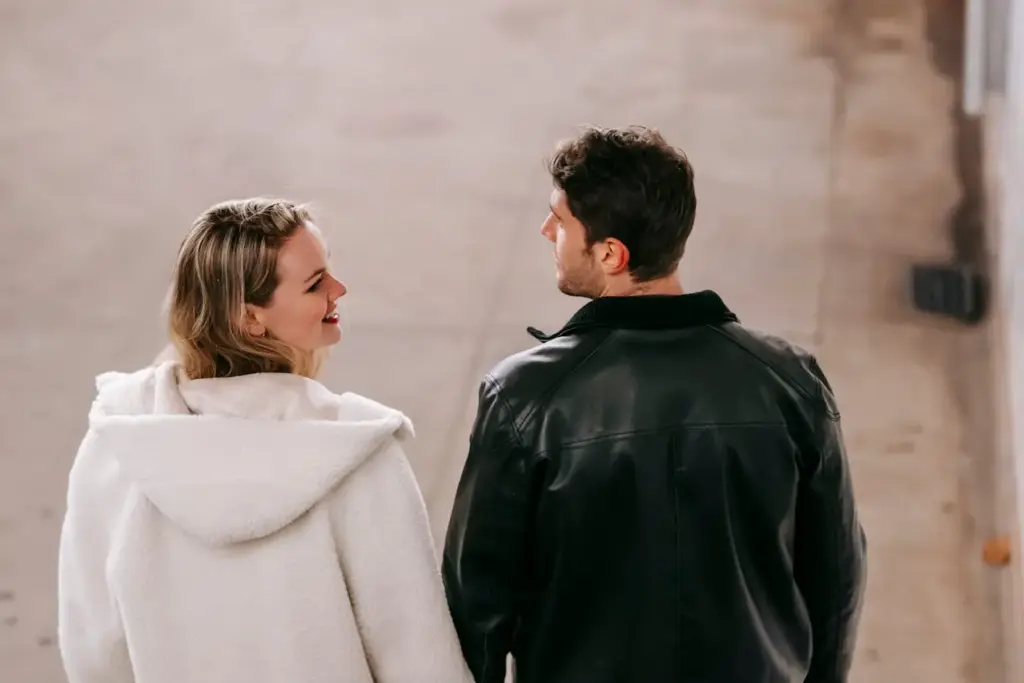 Пара гуляет и улыбается — правильный психологический настрой перед первым свиданием