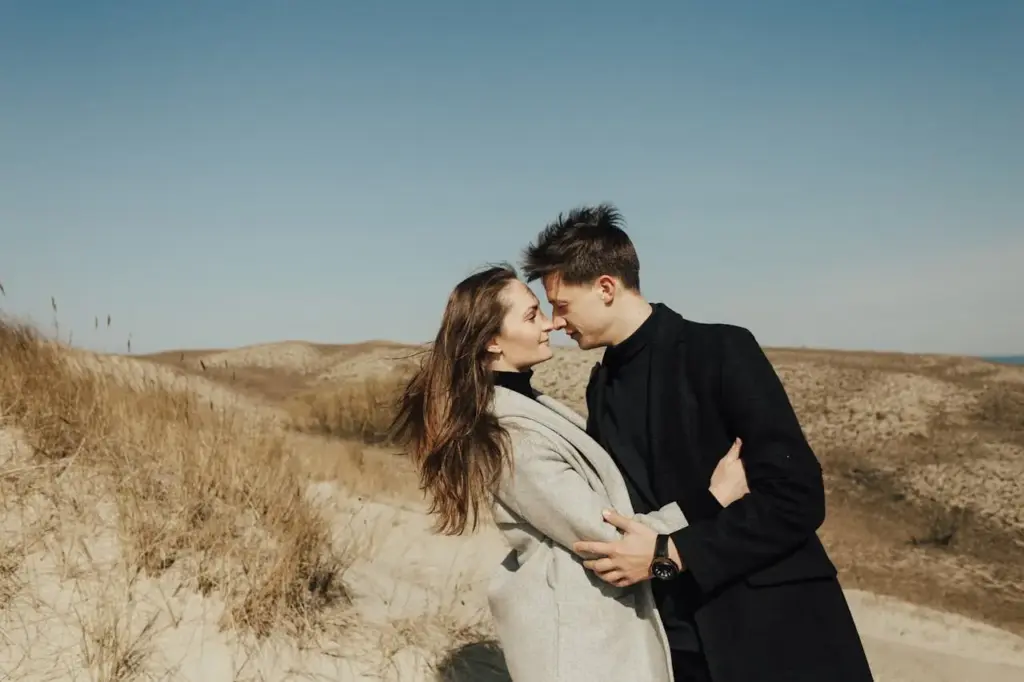 Пара обнимается на природе — правильный психологический настрой и подготовка перед первым свиданием