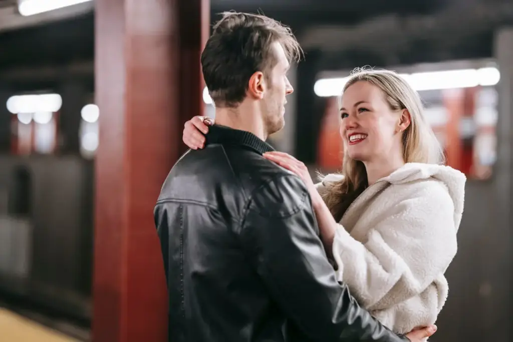 Пара улыбается и обнимается — правильный психологический настрой и чувство юмора на первом свидании