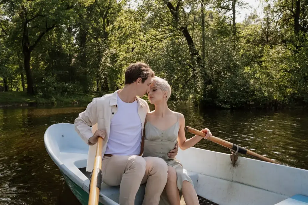 Пара в лодке наслаждается прогулкой — правильный психологический настрой и открытость новым впечатлениям на первом свидании