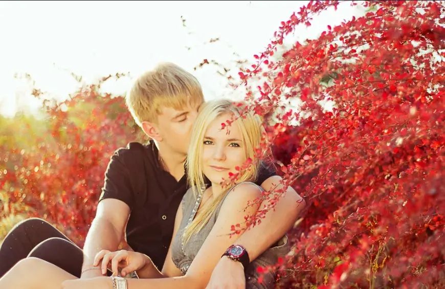 Пара в осеннем парке — советы по подготовке к первому свиданию