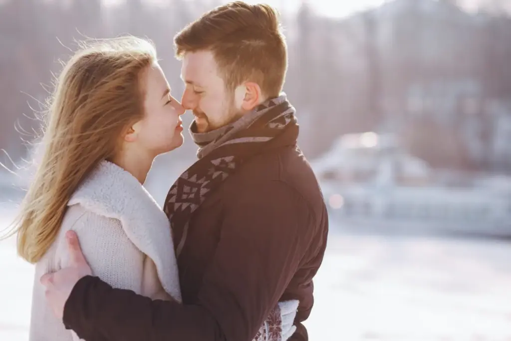 Пара на зимнем свидании — советы по подготовке к первому свиданию и как выбрать подходящий образ для встречи