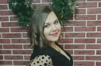 Наталия Афанасьева позирует у кирпичной стены