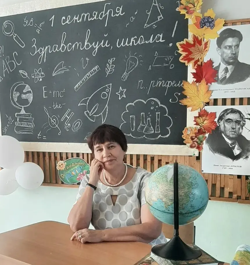 Нина Сапиевна в школьном классе за партой