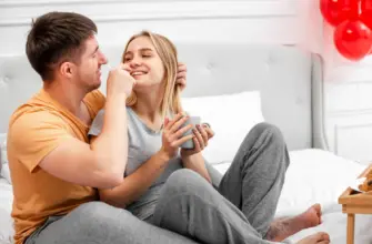 Ошибки при знакомстве онлайн — девушка и парень переписываются и улыбаются