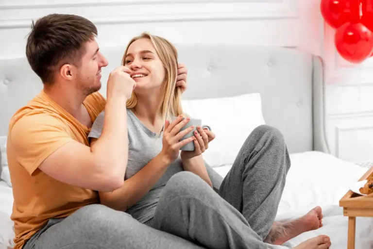 Ошибки при знакомстве онлайн — девушка и парень переписываются и улыбаются