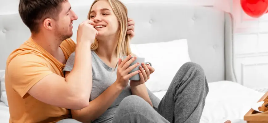 Ошибки при знакомстве онлайн — девушка и парень переписываются и улыбаются