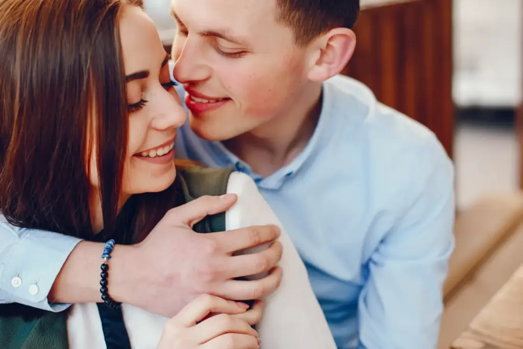 Типичные ошибки при знакомстве в интернете — низкий культурный уровень и неуместные темы, на фото пара обнимается и улыбается