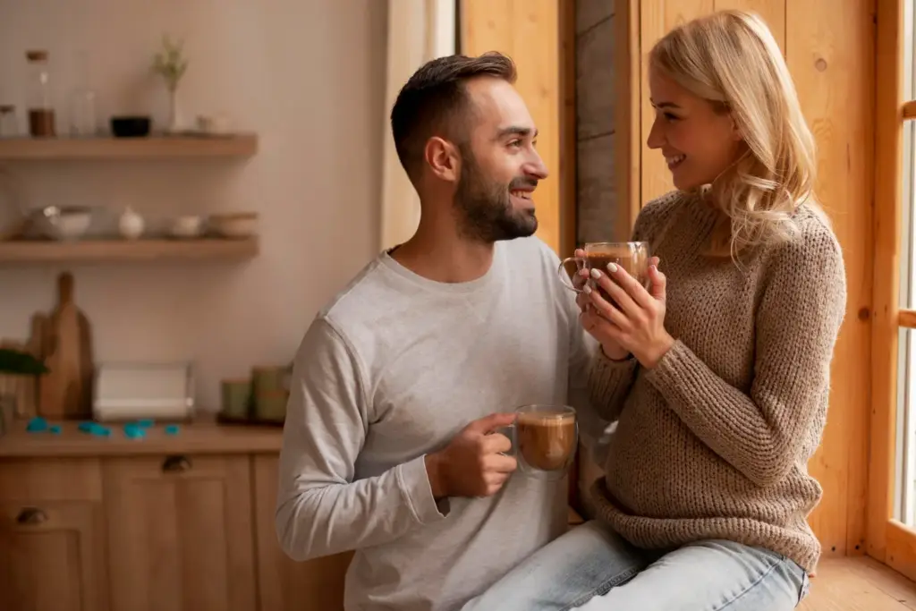 Типичные ошибки при знакомстве в интернете — неправильные подходы к первому сообщению, на фото девушка и парень общаются за кофе