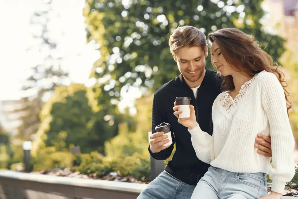 Типичные ошибки при знакомстве в интернете — завышенные требования и ожидания, на фото мужчина и женщина гуляют с кофе