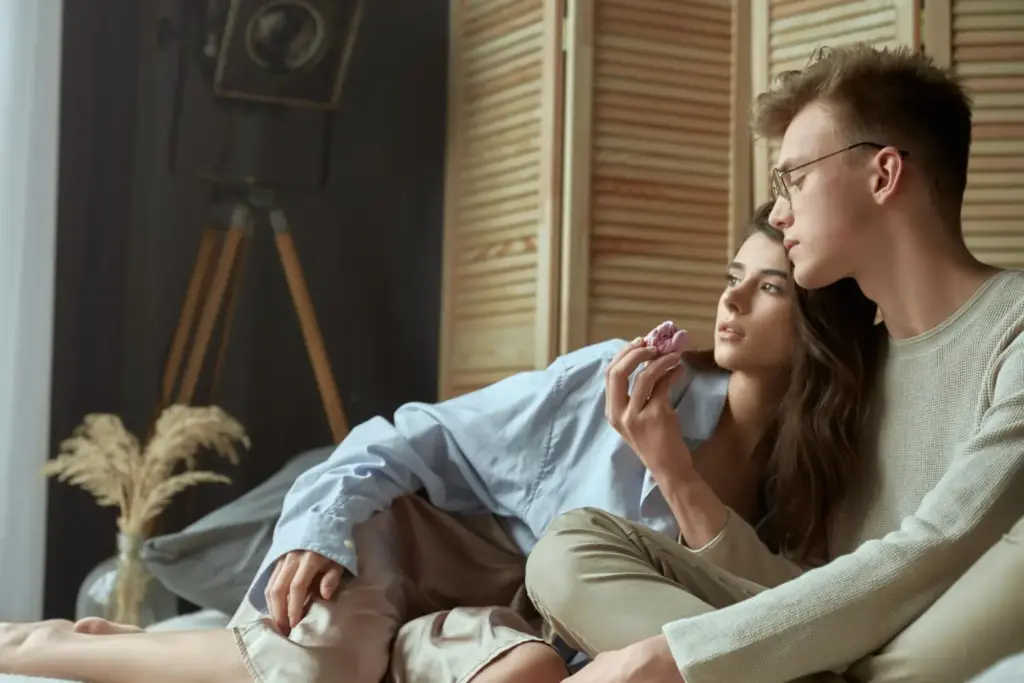 Пара в спокойной обстановке обсуждает ошибки в отношениях, связанные с личными границами