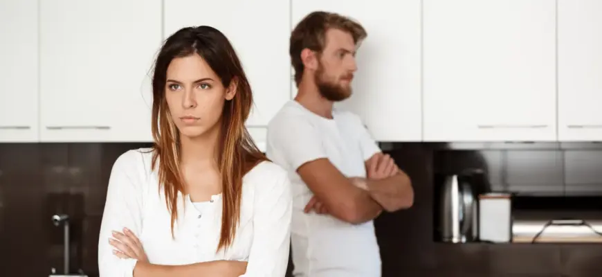 Молодая пара в ссоре, отворачивается друг от друга