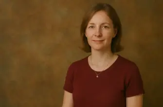 Вероника Стеллар на однотонном фоне