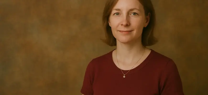 Вероника Стеллар на однотонном фоне