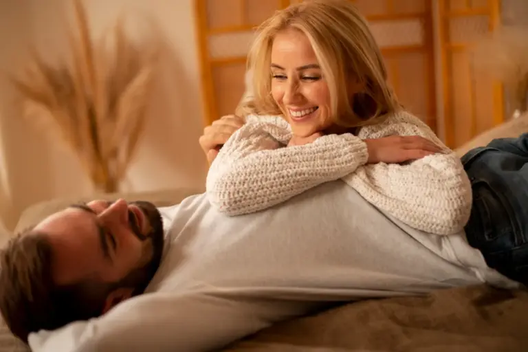 Как помириться с человеком: пара обнимается после ссоры и делает шаг к примирению