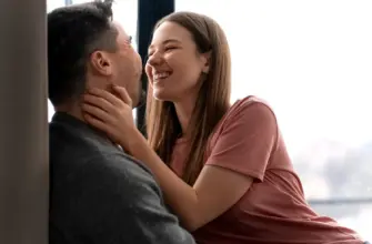 Пара улыбается и нежно смотрит друг на друга — теплый момент, когда видно взаимную симпатию