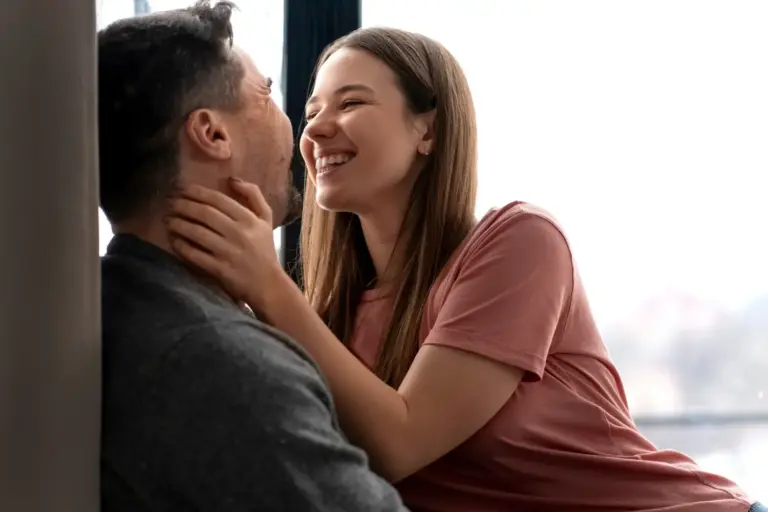 Пара улыбается и нежно смотрит друг на друга — теплый момент, когда видно взаимную симпатию