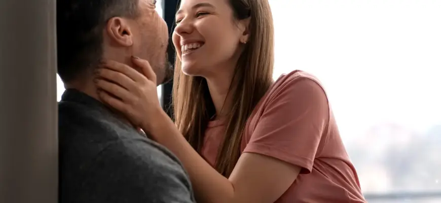 Пара улыбается и нежно смотрит друг на друга — теплый момент, когда видно взаимную симпатию