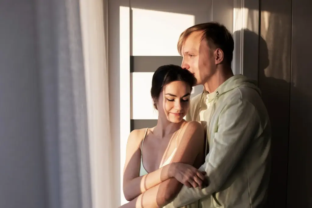 Пара в откровенном разговоре пытается понять, что пора расстаться или бороться за отношения и какие слова сказать, чтобы расставание прошло достойно