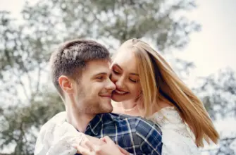 Пара обнимается и показывает, как понять, подходите ли вы друг другу для длительных и крепких отношений