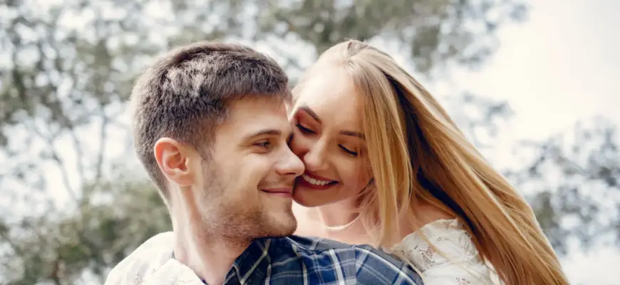 Пара обнимается и показывает, как понять, подходите ли вы друг другу для длительных и крепких отношений