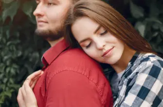 Пара проводит время вместе и создаёт тёплую атмосферу доверия — начало того, как построить и поддерживать здоровые отношения.