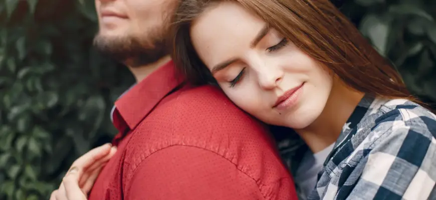 Пара проводит время вместе и создаёт тёплую атмосферу доверия — начало того, как построить и поддерживать здоровые отношения.