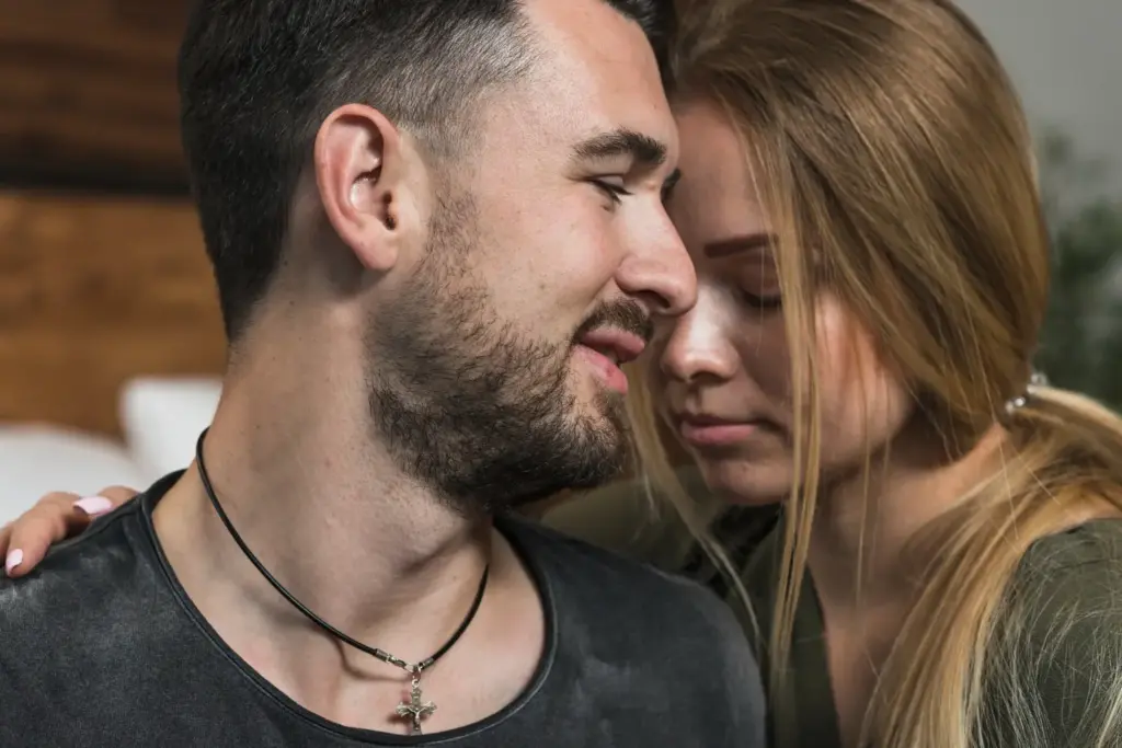 Как построить и поддерживать здоровые отношения — тёплый момент между партнёрами, проводящими время вместе.