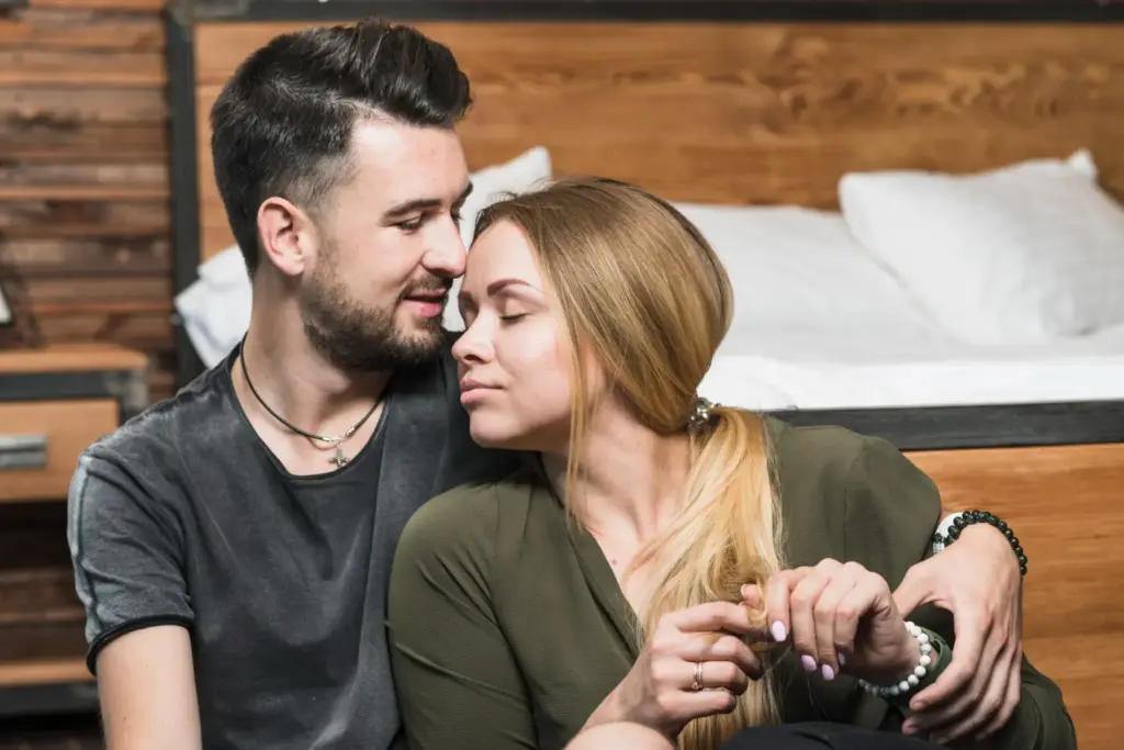 Как построить и поддерживать здоровые отношения, признаки здоровых отношений и отсутствие созависимости — тёплый момент пары, сохраняющей личные границы и гармонию.