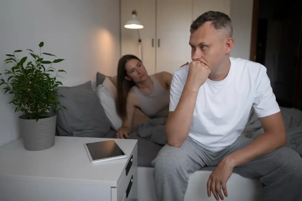 Пара в споре учится тому, как правильно ссориться и начинать разговор с признания эмоций