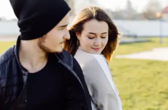 Как сохранить отношения с близкими, если у вас разные взгляды — тёплая прогулка пары на фоне природы