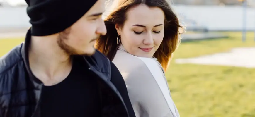 Как сохранить отношения с близкими, если у вас разные взгляды — тёплая прогулка пары на фоне природы