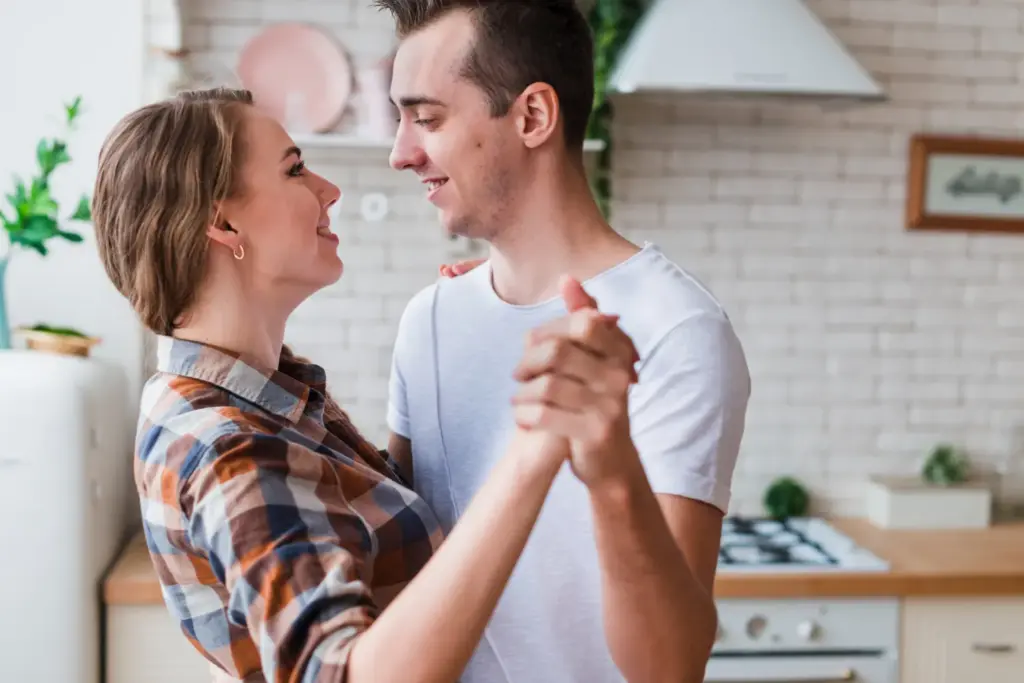 Как сохранить отношения с близкими, если у вас разные взгляды — пара, проводящая время вместе на прогулке