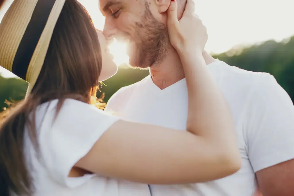 Почему в начале отношений люди кажутся лучше, чем они есть на самом деле, и как проявляется идеализация партнёра