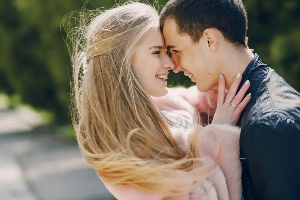 Почему в начале отношений люди кажутся лучше, чем они есть на самом деле, и какие факторы влияют на восприятие партнёра