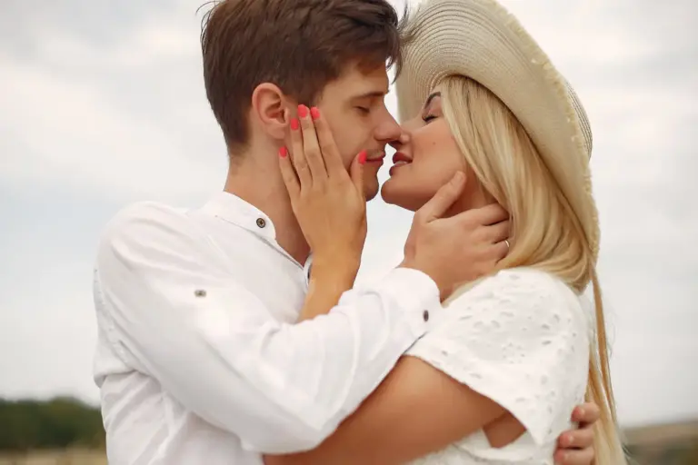 В чем отличие симпатии от любви и влюбленности: эмоциональная близость пары