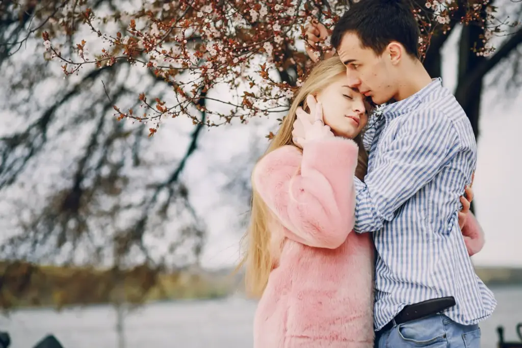 В чем отличие симпатии от любви и влюбленности и признаки влюбленности