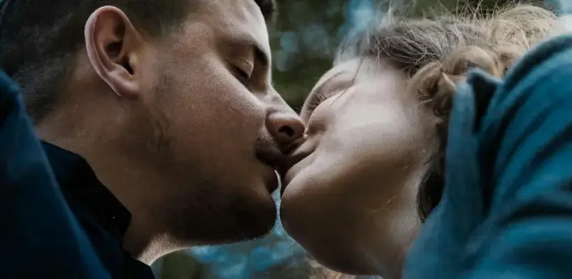 10 признаков того, что ваше первое свидание прошло успешно — пара целуется, тёплая близость и взаимная симпатия