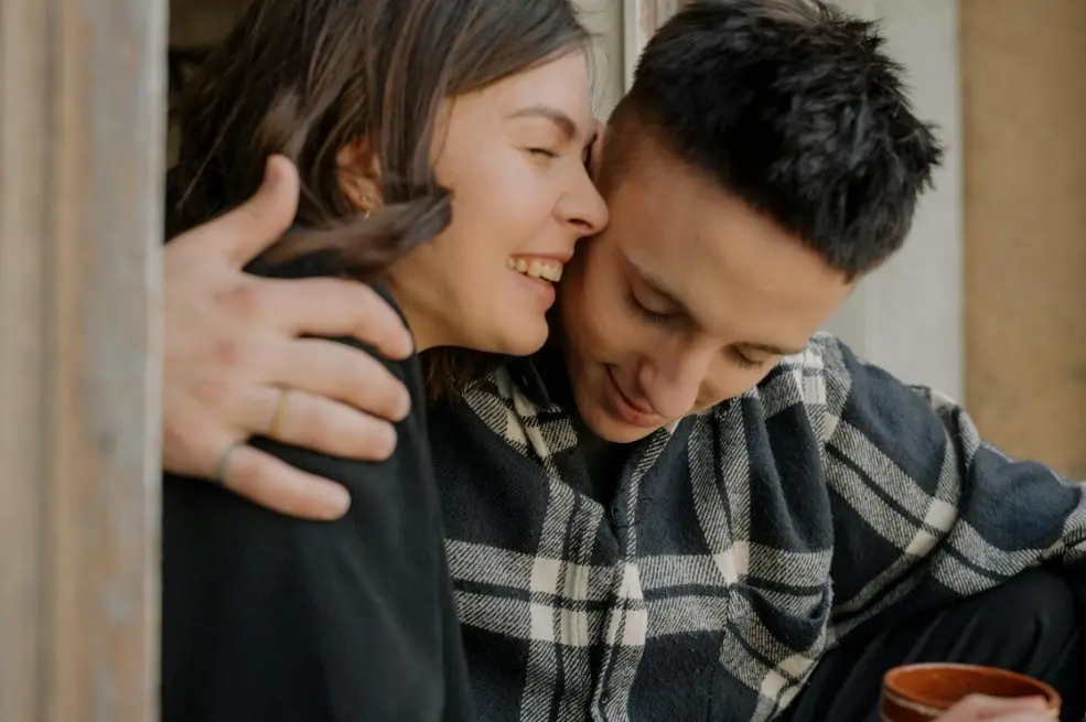 10 признаков того, что ваше первое свидание прошло успешно — пара смеётся и обнимается, тёплая близость и взаимный комфорт