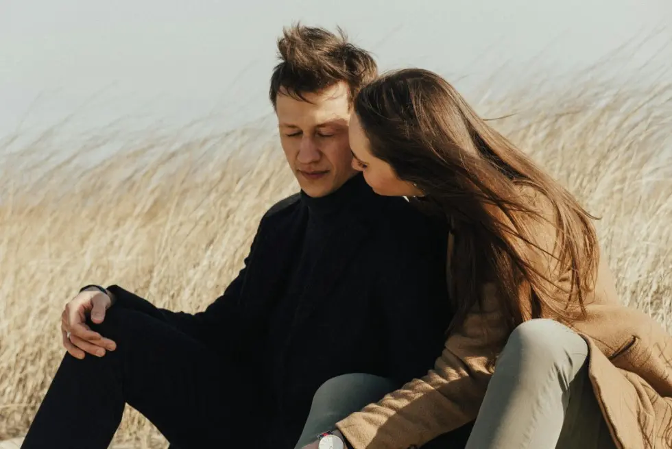 10 признаков того, что ваше первое свидание прошло успешно — пара сидит рядом на природе, тихая близость и доверие без лишних слов