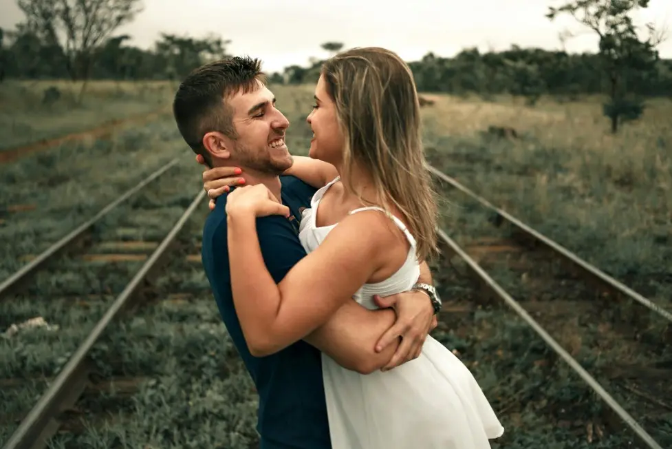 Без обид: как закончить свидание, если “не пошло” — пара обнимается на природе, тёплая атмосфера